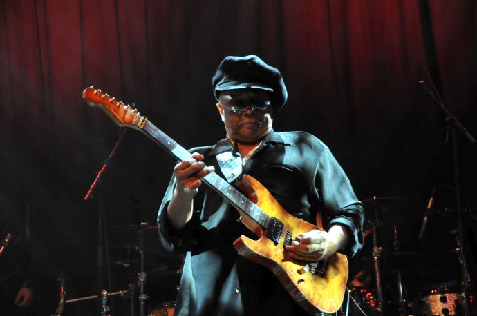 Earth, Wind & Fire Experience ft. Al McKay 4