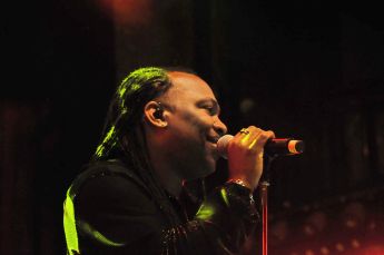 Earth, Wind & Fire Experience ft. Al McKay 6
